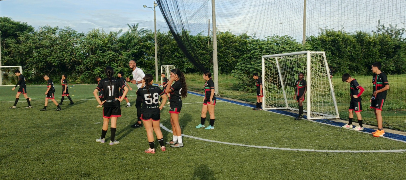 Jugadores en práctica de fútbol